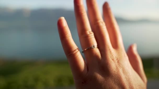 Yazın Kadın Elinin Üzerinde Güzel Bir Nişan Yüzüğü — Stok video
