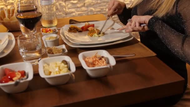 Churrascaria Scamorza Peyniri Yiyen Bir Kız Brezilya Güzel Bir Restoranda — Stok video