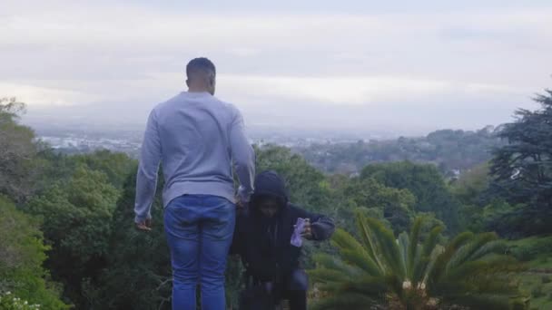 Man Helping His Girlfriend Holding Hand Lift Ground Top Mountain — Vídeos de Stock