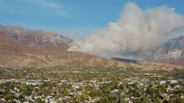 Aerial Shot Dumping Fire Retardant Wildfire Mountain City Safe Distance — Vídeos de Stock