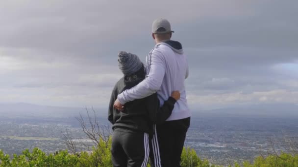 Couple Taking Picture Top Mountain Cape Town South Africa — 图库视频影像