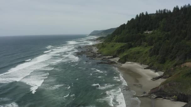 Slowly Rising Drone Shot Rocky Oregon Sea Cliffs — Vídeo de stock