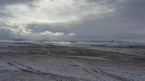 Geniş Ovalarda Karlı Dağlar Bulutların Arasından Parlayan Güneş — Stok video