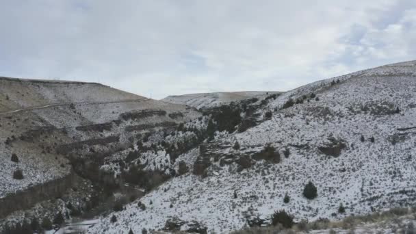 Slow Tracking Sideways Shot Snowy Canyon — Wideo stockowe