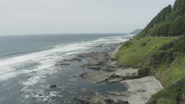 Slow Dropping Pan Rocky Oregon Coastline Waves Rocky Cliffs — ストック動画