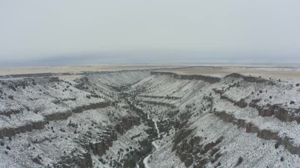 Slowly Rising Drone Shot Snowy Canyon Idaho — Vídeos de Stock