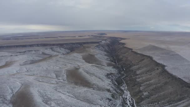 Snowy Canyon Winter Drone Shot Van Uitgestrekte Vlaktes — Stockvideo