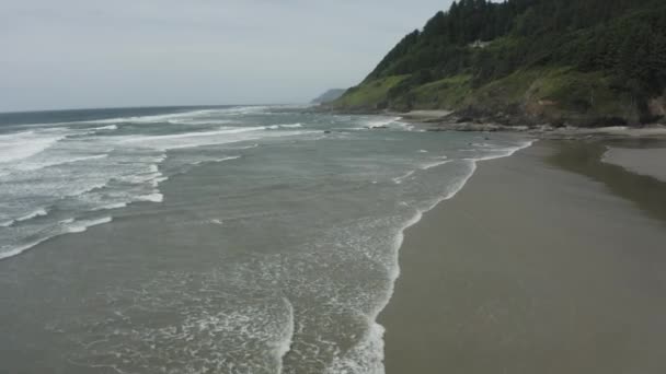 Low Flying Drone Shot Oregon Ocean Waves Coming Expansive Beach — Video