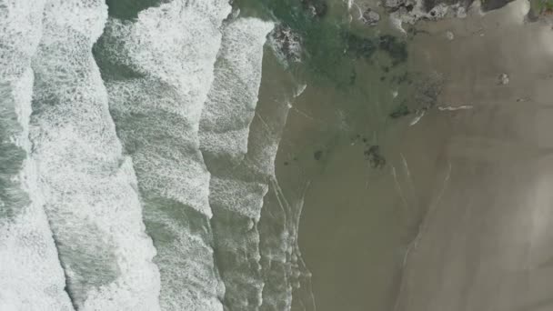 Kumsala Gelen Okyanus Dalgalarının Sabit Bir Drone Görüntüsü — Stok video