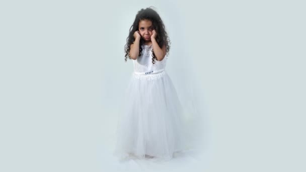 Симпатична Маленька Дівчинка Білій Сукні Принцеси Плаче — стокове відео