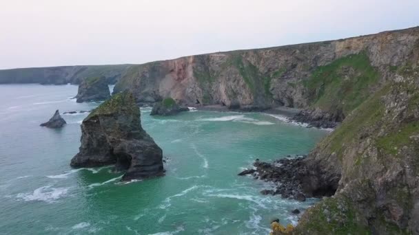 Beautiful Turquoise Waves Rocky Mountain Shoreline Bedruthan Steps England Aerial — 图库视频影像