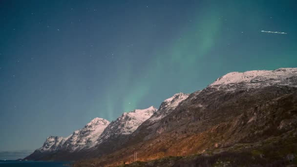 Uma Exibição Iluminada Pela Lua Aurora Boreal Sobre Fiordes Árticos — Vídeo de Stock