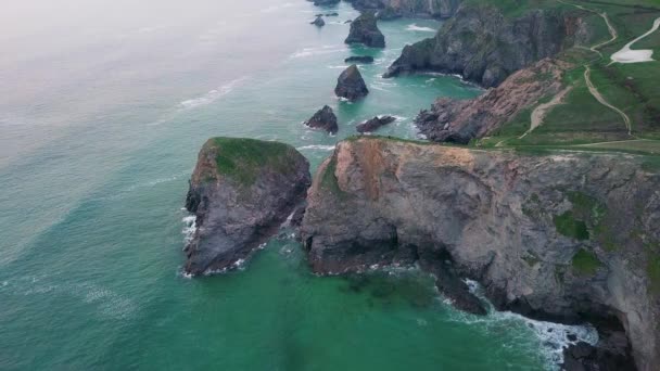 Turquoise Blue Sea Large Sea Stack Boulders Coast Bedruthan Steps — Vídeos de Stock