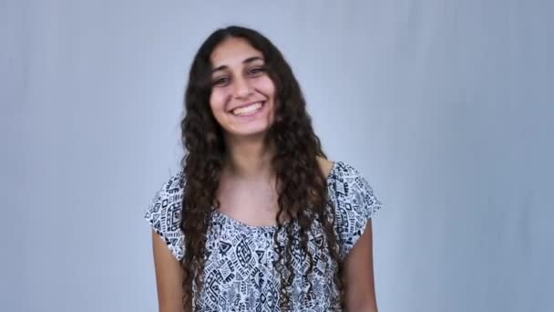 Retrato Menina Alegre Sorrindo Olhando Para Câmera Isolada Fundo Branco — Vídeo de Stock