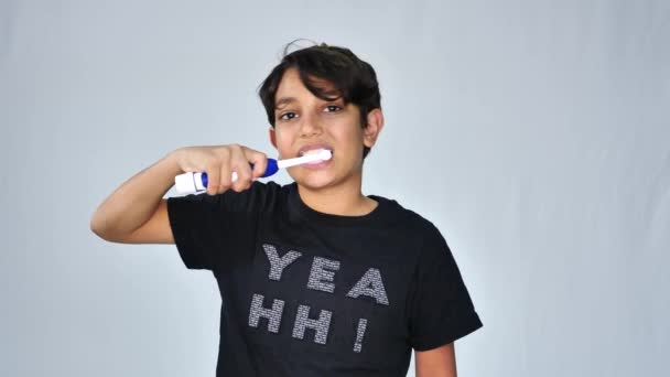 Boy Using Electric Toothbrush Wash Teeth — 图库视频影像