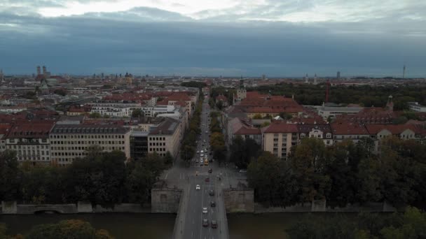 Munich Germany Aerial View Bridge Traffic Isar River Revealing Angel — Vídeo de stock