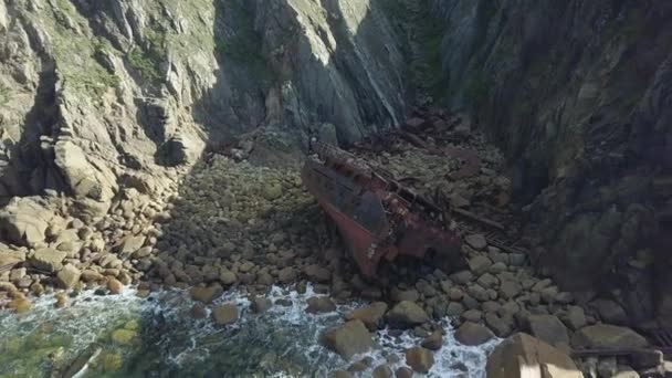 Waves Splashing Rocky Coast Rms Mulheim Shipwreck Land End Cornwall — Stockvideo