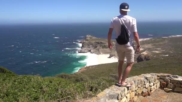 Jovem Desfrutando Vista Panorâmica Cabo Boa Esperança África Sul — Vídeo de Stock