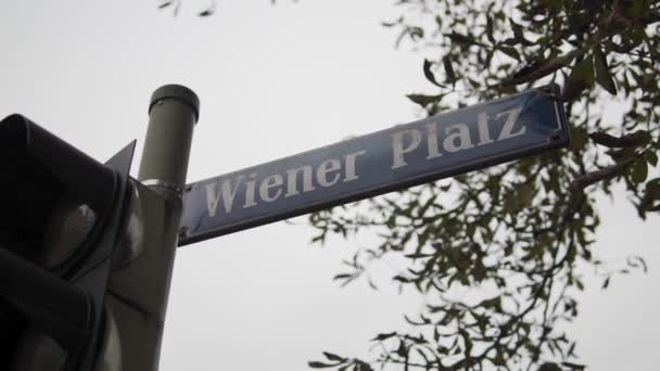 Munich Germany Wiener Platz Square Direction Sign Street Traffic Light — Vídeos de Stock