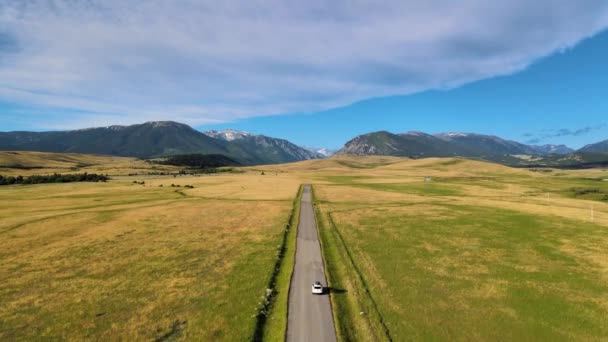 Lonely Car Open Road Montana Drone Footage — Wideo stockowe