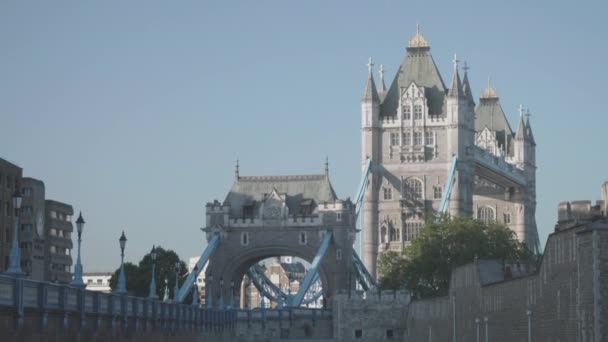 Pan Tower Bridge Shot Tower Hill — Stock videók