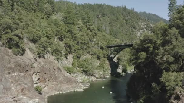 Медленная Кастрюля Показать Высокий Мост Через Реку Крутой Каньон Окруженный — стоковое видео