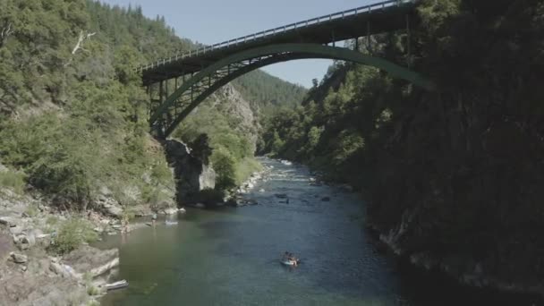 Беспилотник Пролетает Высоким Мостом Окружении Пышных Лесов Крутого Речного Каньона — стоковое видео