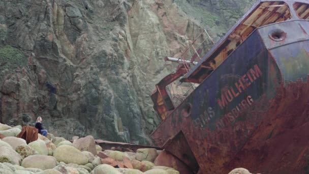 Lady Sitting Rocks Front Rms Mulheim Shipwreck England Medium Shot — Vídeo de Stock