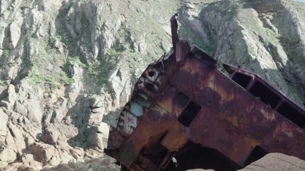 Old Shipwreck Rocky Mountain Shoreline Wide — Vídeo de Stock