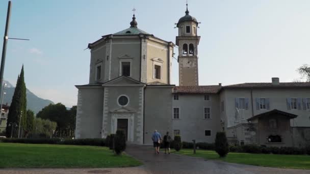 Chiesa Santa Maria Inviolata Catholic Church Riva Del Garda City — Vídeo de Stock
