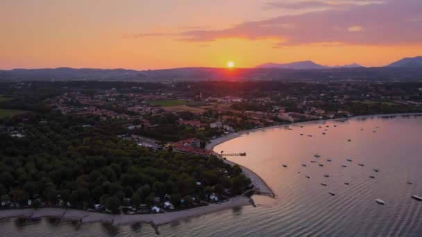 Aerial Viw Perfect Idyllic Sunset Lago Garda Salo City Italy — стоковое видео