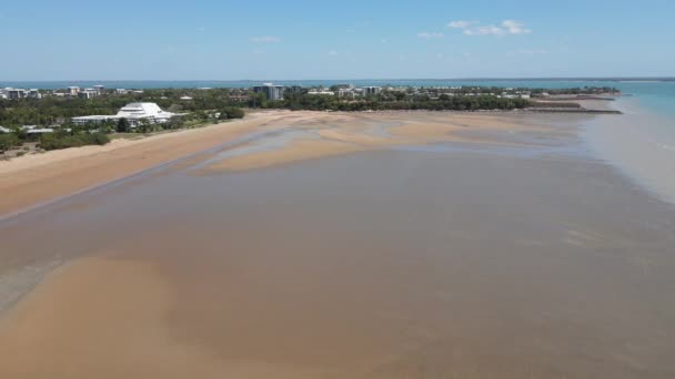 Wide Slow Moving Drone Shot Mindil Beach Casino Darwin Skyline — Αρχείο Βίντεο