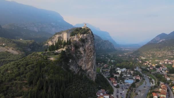 Malowniczy Stary Zamek Arco Klifie Nad Miastem Riva Del Garda — Wideo stockowe