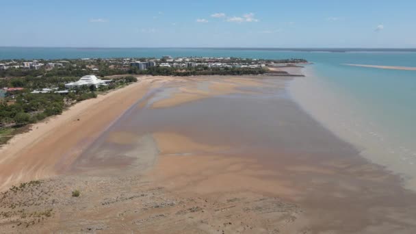 Slow Moving Drone Shot Mindil Beach Cullen Bay Skyline Darwin — Stockvideo