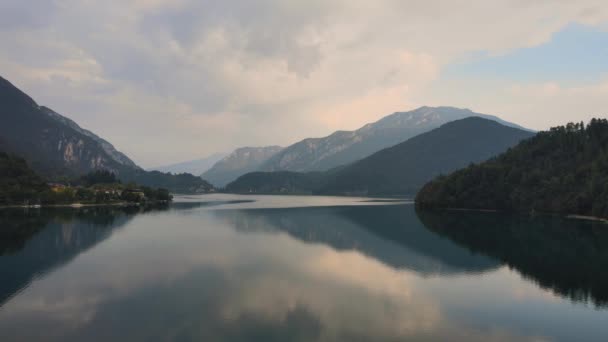 Grandiose Mountain Land Watches Carefully Peaceful Fascinating Pretty Lake Ledro — Video Stock