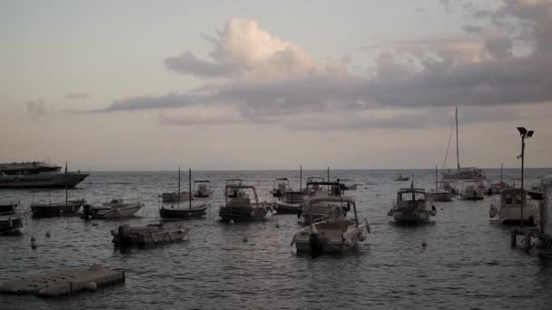 意大利阿马尔菲海岸的锚泊船黎明时分在地中海水面上摇晃 — 图库视频影像