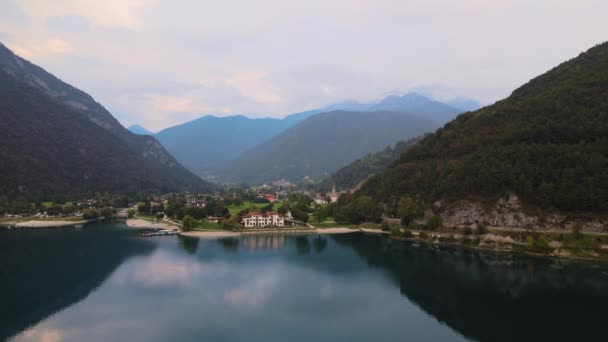 Φανταστική Λήψη Μιας Θεϊκής Λίμνης Ομορφιάς Ledro Και Όμορφη Κρυμμένη — Αρχείο Βίντεο