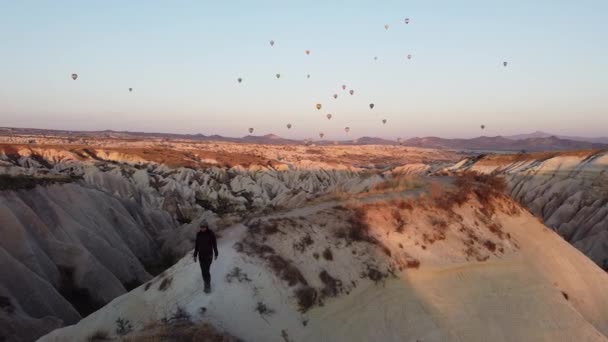 Walking Paradise Colorful Hot Air Balloons Flying Famous Valleys Cappadocia — Stockvideo