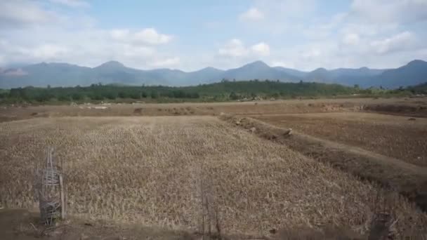 Dry Farm Field Moving Car Mountains Distance — Vídeos de Stock