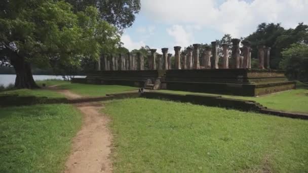 Slow Panning Temple Grounds Surrounded Green Grass — Video Stock