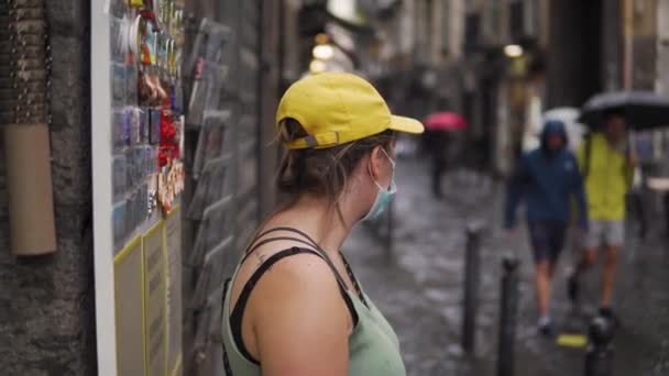 Неаполь Италия Девушка Маске Жёлтой Кепке Наблюдает Людьми Зонтиками Дождливый — стоковое видео