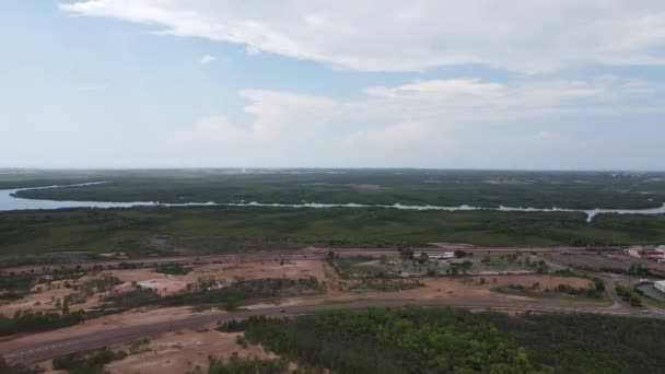 Slow Rotating Drone Shot East Arm Bushland Moving Darwin Skyline — Vídeo de stock