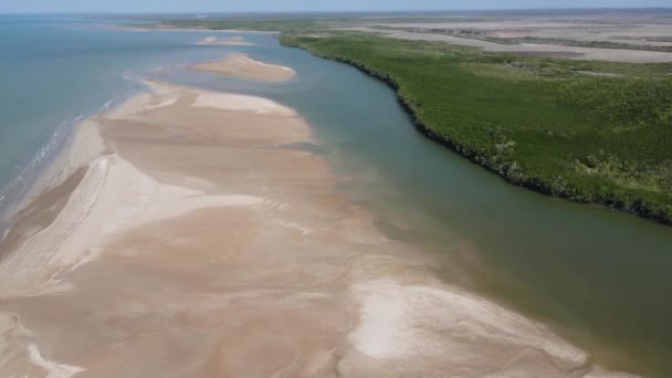 Безпілотний Літальний Апарат Крік Англ Creek Joining Ocean Повз Пляж — стокове відео