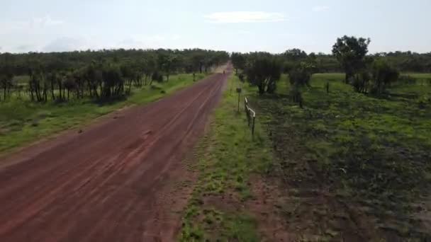 Low Moving Drone Shot Motorbikes Riding Long Straight Red Dirt — Vídeo de stock