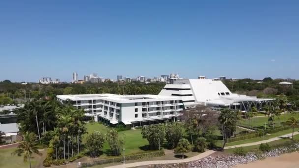 Low Moving Drone Shot Mindil Beach Casino Darwin Skyline Northern — 图库视频影像