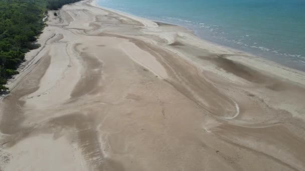 Slow Drone Shot White Sandy Beach Bushland Next Ocean Darwin — Wideo stockowe