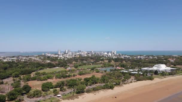 Slow Moving Aerial Drone Shot Mindil Beach Casino Darwin Skyline — Vídeo de stock