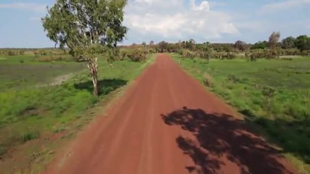 Disparo Dron Movimiento Rápido Bajo Siguiendo Red Road Moviéndose Por — Vídeo de stock