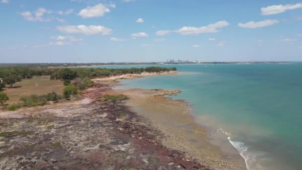 Lanzamiento Drones Aéreos Movimiento Lento East Point Reserve Darwin Skyline — Vídeo de stock