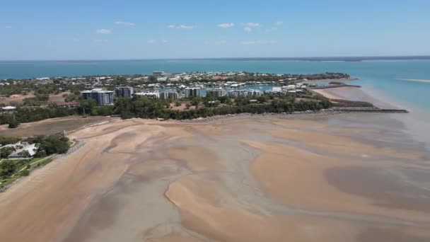 Moving Drone Shot Mindil Beach Darwin Skyline Northern Territory – stockvideo